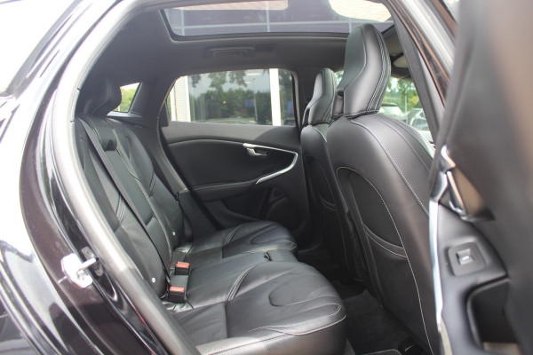 Volvo V40 1.5 T2 Inscription R-Design / Trekhaak / Panoramadak / Camera / Leder / Keyless / 17'' / Navigatie / Stoelverwarming / Cruise Control