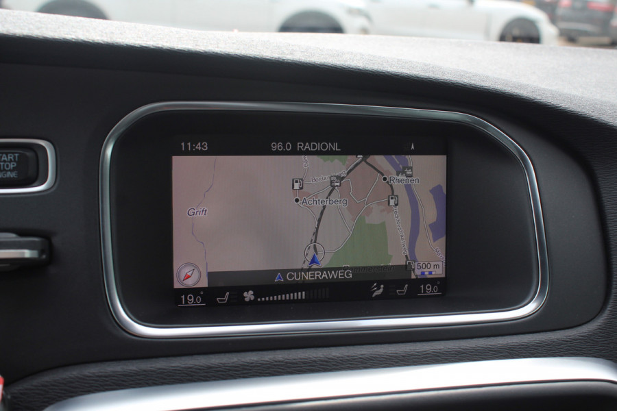 Volvo V40 1.5 T2 Inscription R-Design / Trekhaak / Panoramadak / Camera / Leder / Keyless / 17'' / Navigatie / Stoelverwarming / Cruise Control