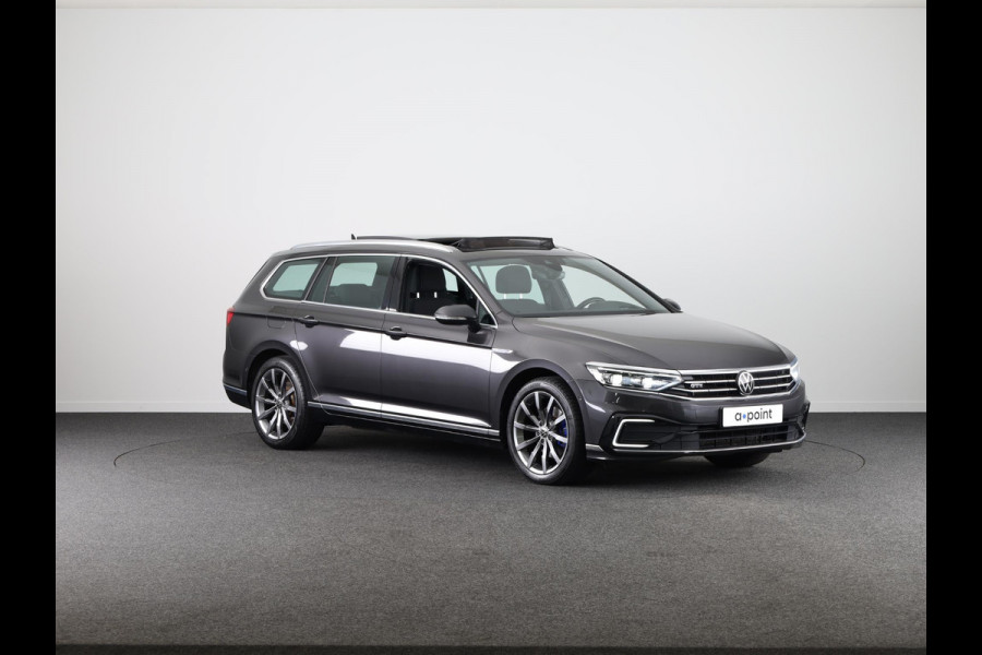 Volkswagen Passat Variant 1.4 TSI PHEV GTE Business 218 pk Automaat (DSG) | Trekhaak | Panoramadak | Parkeersensoren (Park assist) | Achteruitrijcamera | Adaptieve cruise control | Stoelverwarming |
