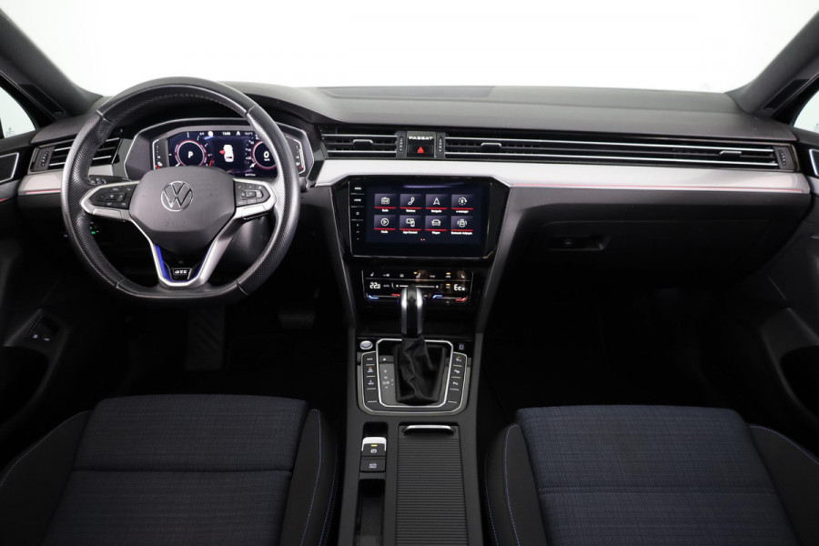 Volkswagen Passat Variant 1.4 TSI PHEV GTE Business 218 pk Automaat (DSG) | Trekhaak | Panoramadak | Parkeersensoren (Park assist) | Achteruitrijcamera | Adaptieve cruise control | Stoelverwarming |