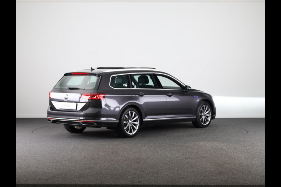 Volkswagen Passat Variant 1.4 TSI PHEV GTE Business 218 pk Automaat (DSG) | Trekhaak | Panoramadak | Parkeersensoren (Park assist) | Achteruitrijcamera | Adaptieve cruise control | Stoelverwarming |
