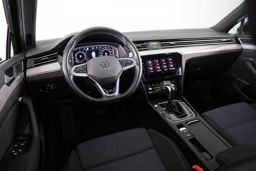 Volkswagen Passat Variant 1.4 TSI PHEV GTE Business 218 pk Automaat (DSG) | Trekhaak | Panoramadak | Parkeersensoren (Park assist) | Achteruitrijcamera | Adaptieve cruise control | Stoelverwarming |