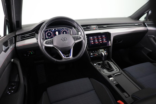 Volkswagen Passat Variant 1.4 TSI PHEV GTE Business 218 pk Automaat (DSG) | Trekhaak | Panoramadak | Parkeersensoren (Park assist) | Achteruitrijcamera | Adaptieve cruise control | Stoelverwarming |