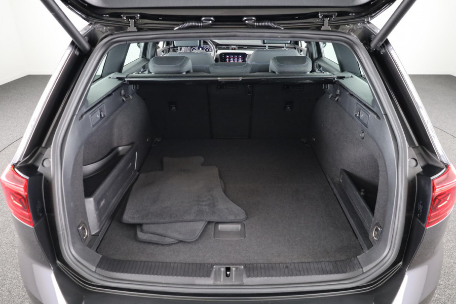 Volkswagen Passat Variant 1.4 TSI PHEV GTE Business 218 pk Automaat (DSG) | Trekhaak | Panoramadak | Parkeersensoren (Park assist) | Achteruitrijcamera | Adaptieve cruise control | Stoelverwarming |