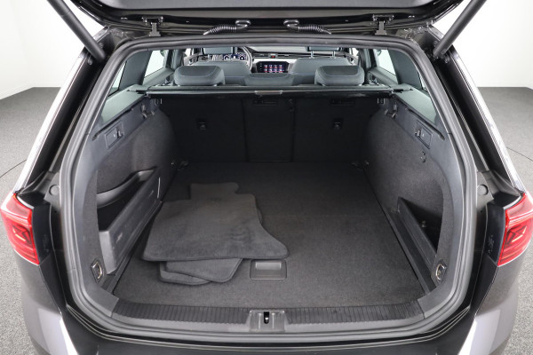 Volkswagen Passat Variant 1.4 TSI PHEV GTE Business 218 pk Automaat (DSG) | Trekhaak | Panoramadak | Parkeersensoren (Park assist) | Achteruitrijcamera | Adaptieve cruise control | Stoelverwarming |