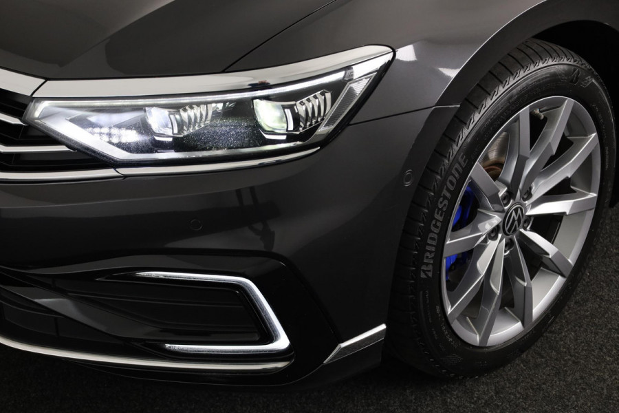 Volkswagen Passat Variant 1.4 TSI PHEV GTE Business 218 pk Automaat (DSG) | Trekhaak | Panoramadak | Parkeersensoren (Park assist) | Achteruitrijcamera | Adaptieve cruise control | Stoelverwarming |
