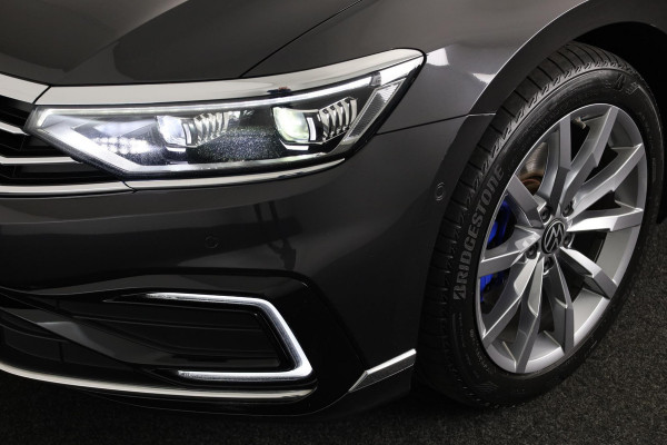 Volkswagen Passat Variant 1.4 TSI PHEV GTE Business 218 pk Automaat (DSG) | Trekhaak | Panoramadak | Parkeersensoren (Park assist) | Achteruitrijcamera | Adaptieve cruise control | Stoelverwarming |