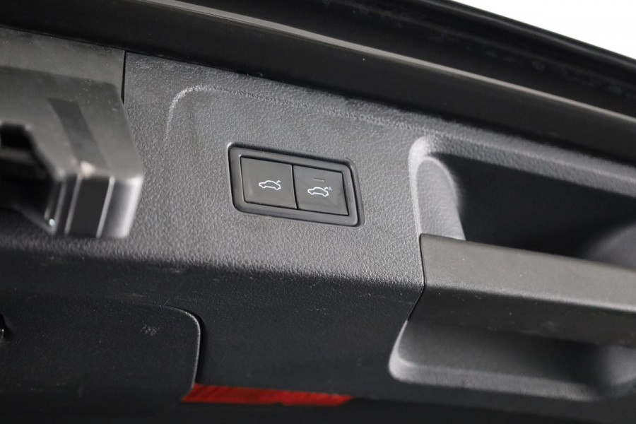 Volkswagen Passat Variant 1.4 TSI PHEV GTE Business 218 pk Automaat (DSG) | Trekhaak | Panoramadak | Parkeersensoren (Park assist) | Achteruitrijcamera | Adaptieve cruise control | Stoelverwarming |