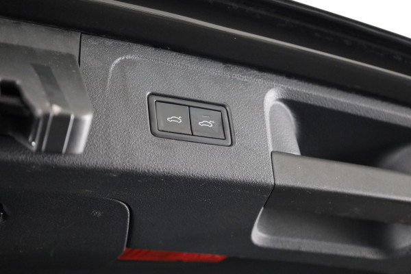 Volkswagen Passat Variant 1.4 TSI PHEV GTE Business 218 pk Automaat (DSG) | Trekhaak | Panoramadak | Parkeersensoren (Park assist) | Achteruitrijcamera | Adaptieve cruise control | Stoelverwarming |