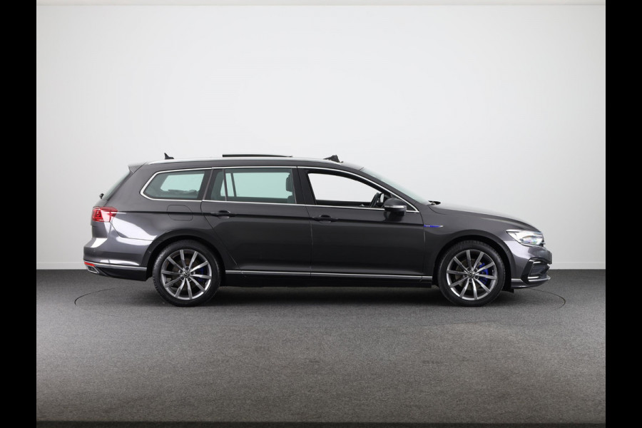 Volkswagen Passat Variant 1.4 TSI PHEV GTE Business 218 pk Automaat (DSG) | Trekhaak | Panoramadak | Parkeersensoren (Park assist) | Achteruitrijcamera | Adaptieve cruise control | Stoelverwarming |