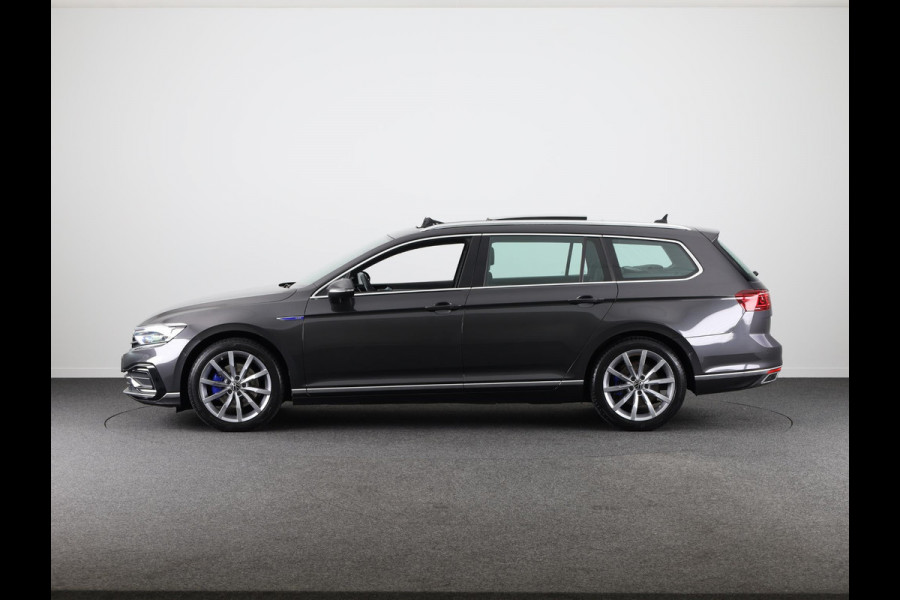 Volkswagen Passat Variant 1.4 TSI PHEV GTE Business 218 pk Automaat (DSG) | Trekhaak | Panoramadak | Parkeersensoren (Park assist) | Achteruitrijcamera | Adaptieve cruise control | Stoelverwarming |