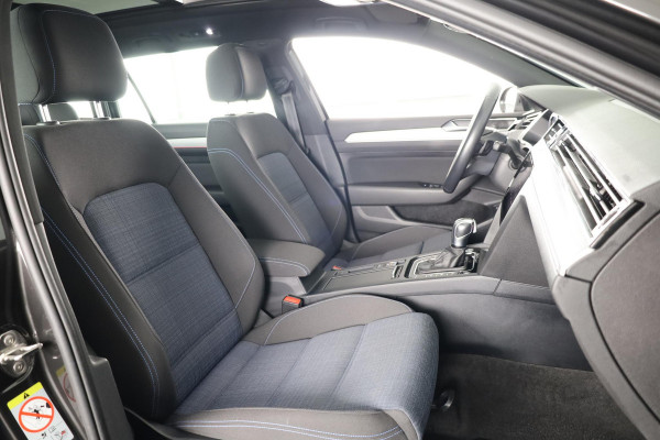 Volkswagen Passat Variant 1.4 TSI PHEV GTE Business 218 pk Automaat (DSG) | Trekhaak | Panoramadak | Parkeersensoren (Park assist) | Achteruitrijcamera | Adaptieve cruise control | Stoelverwarming |