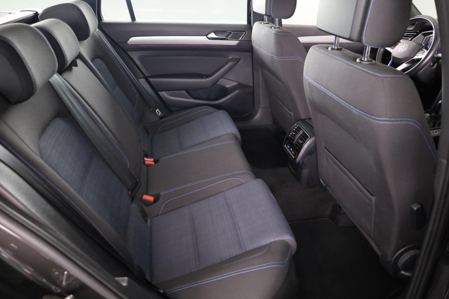 Volkswagen Passat Variant 1.4 TSI PHEV GTE Business 218 pk Automaat (DSG) | Trekhaak | Panoramadak | Parkeersensoren (Park assist) | Achteruitrijcamera | Adaptieve cruise control | Stoelverwarming |