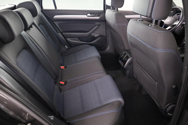 Volkswagen Passat Variant 1.4 TSI PHEV GTE Business 218 pk Automaat (DSG) | Trekhaak | Panoramadak | Parkeersensoren (Park assist) | Achteruitrijcamera | Adaptieve cruise control | Stoelverwarming |