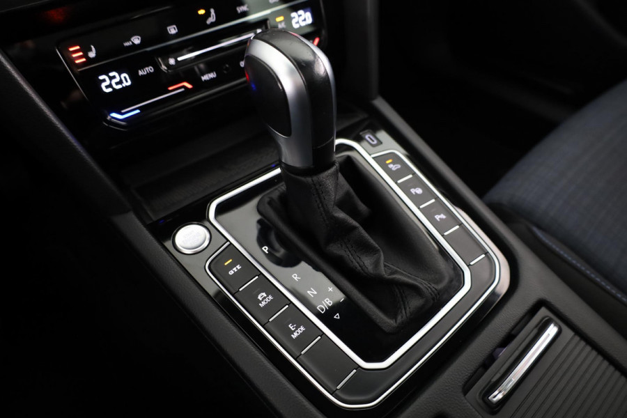 Volkswagen Passat Variant 1.4 TSI PHEV GTE Business 218 pk Automaat (DSG) | Trekhaak | Panoramadak | Parkeersensoren (Park assist) | Achteruitrijcamera | Adaptieve cruise control | Stoelverwarming |