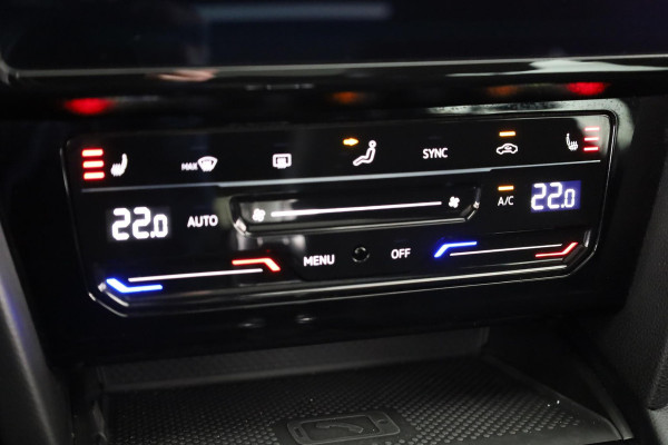 Volkswagen Passat Variant 1.4 TSI PHEV GTE Business 218 pk Automaat (DSG) | Trekhaak | Panoramadak | Parkeersensoren (Park assist) | Achteruitrijcamera | Adaptieve cruise control | Stoelverwarming |