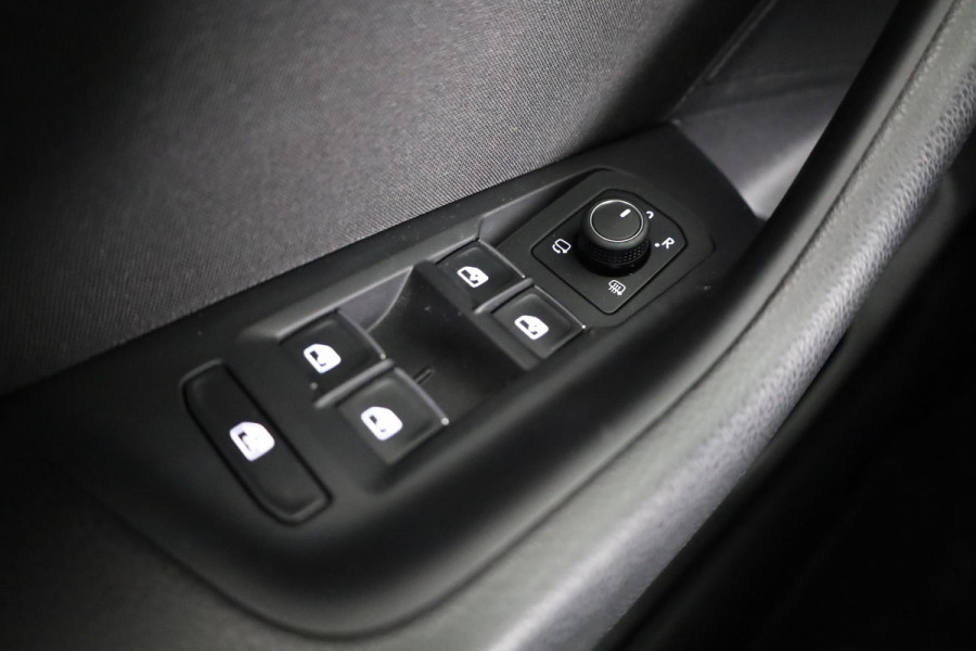 Volkswagen Passat Variant 1.4 TSI PHEV GTE Business 218 pk Automaat (DSG) | Trekhaak | Panoramadak | Parkeersensoren (Park assist) | Achteruitrijcamera | Adaptieve cruise control | Stoelverwarming |