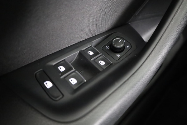 Volkswagen Passat Variant 1.4 TSI PHEV GTE Business 218 pk Automaat (DSG) | Trekhaak | Panoramadak | Parkeersensoren (Park assist) | Achteruitrijcamera | Adaptieve cruise control | Stoelverwarming |