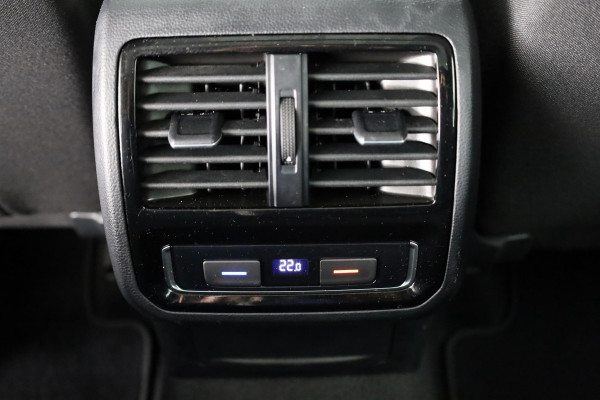 Volkswagen Passat Variant 1.4 TSI PHEV GTE Business 218 pk Automaat (DSG) | Trekhaak | Panoramadak | Parkeersensoren (Park assist) | Achteruitrijcamera | Adaptieve cruise control | Stoelverwarming |