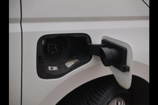 Volkswagen Multivan 1.4 eHybrid L2H1 Life | 7-persoons | Camera | Cruise Control | Apple Carplay | NL-Auto |