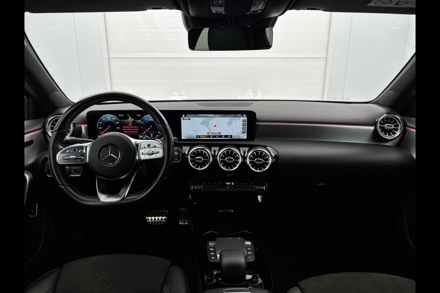 Mercedes-Benz A-Klasse 200 Business AMG (SFEERVERLICHTING, CARPLAY, CAMERA, STOELVERWARMING, 1e EIGENAAR, GOED ONDERHOUDEN) Mercedes-Benz A-Klasse 200 Business AMG (SFEERVERLICHTING, CARPLAY, CAMERA, STOELVERWARMING, 1e EIGENAAR, GOED ONDERHOUDEN)