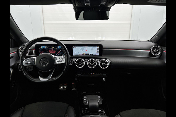 Mercedes-Benz A-Klasse 200 Business AMG (SFEERVERLICHTING, CARPLAY, CAMERA, STOELVERWARMING, 1e EIGENAAR, GOED ONDERHOUDEN) Mercedes-Benz A-Klasse 200 Business AMG (SFEERVERLICHTING, CARPLAY, CAMERA, STOELVERWARMING, 1e EIGENAAR, GOED ONDERHOUDEN)