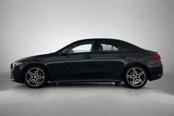 Mercedes-Benz A-Klasse 200 Business AMG (SFEERVERLICHTING, CARPLAY, CAMERA, STOELVERWARMING, 1e EIGENAAR, GOED ONDERHOUDEN) Mercedes-Benz A-Klasse 200 Business AMG (SFEERVERLICHTING, CARPLAY, CAMERA, STOELVERWARMING, 1e EIGENAAR, GOED ONDERHOUDEN)