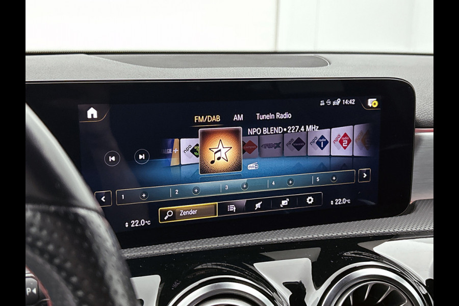 Mercedes-Benz A-Klasse 200 Business AMG (SFEERVERLICHTING, CARPLAY, CAMERA, STOELVERWARMING, 1e EIGENAAR, GOED ONDERHOUDEN) Mercedes-Benz A-Klasse 200 Business AMG (SFEERVERLICHTING, CARPLAY, CAMERA, STOELVERWARMING, 1e EIGENAAR, GOED ONDERHOUDEN)