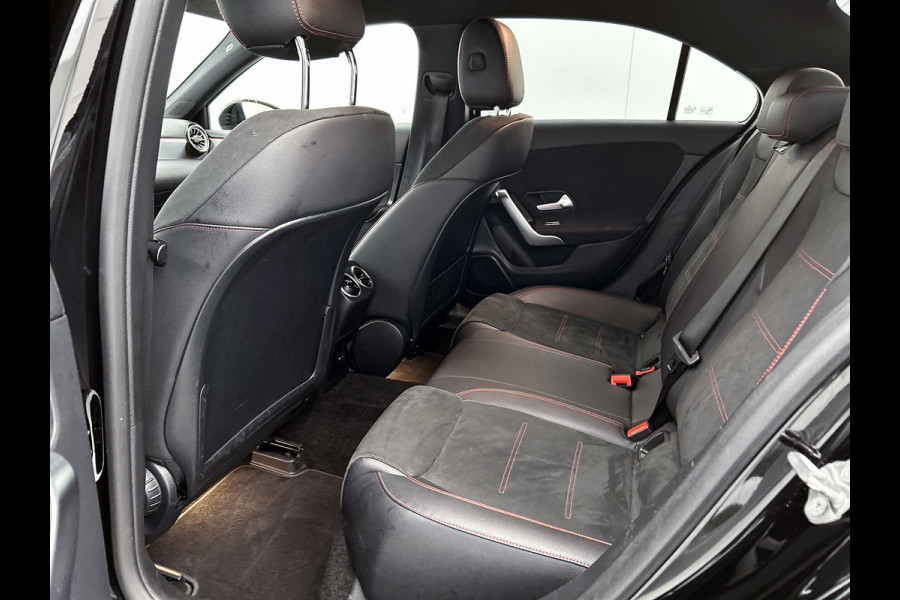 Mercedes-Benz A-Klasse 200 Business AMG (SFEERVERLICHTING, CARPLAY, CAMERA, STOELVERWARMING, 1e EIGENAAR, GOED ONDERHOUDEN) Mercedes-Benz A-Klasse 200 Business AMG (SFEERVERLICHTING, CARPLAY, CAMERA, STOELVERWARMING, 1e EIGENAAR, GOED ONDERHOUDEN)