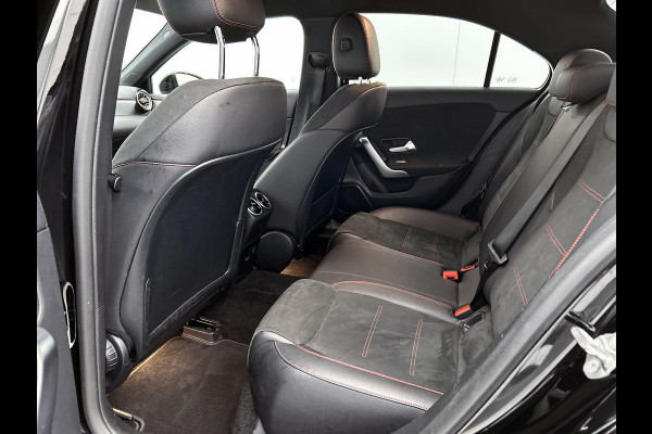 Mercedes-Benz A-Klasse 200 Business AMG (SFEERVERLICHTING, CARPLAY, CAMERA, STOELVERWARMING, 1e EIGENAAR, GOED ONDERHOUDEN) Mercedes-Benz A-Klasse 200 Business AMG (SFEERVERLICHTING, CARPLAY, CAMERA, STOELVERWARMING, 1e EIGENAAR, GOED ONDERHOUDEN)