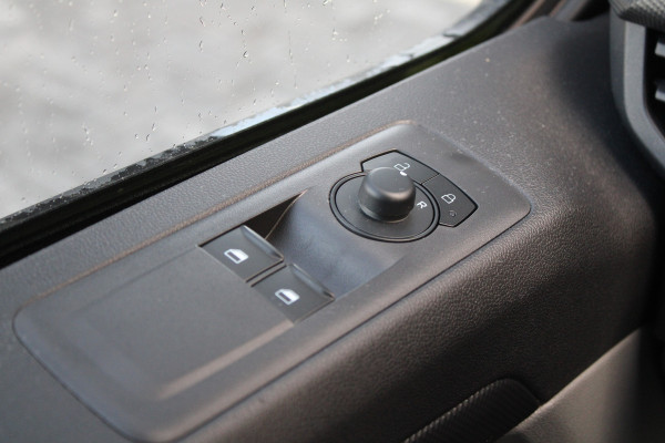 Ford Transit Custom 320 2.0 TDCI L2H1 Trend 136pk - Carplay - Android - Camera - LED koplampen - Stoelverwarming - Rijklaar