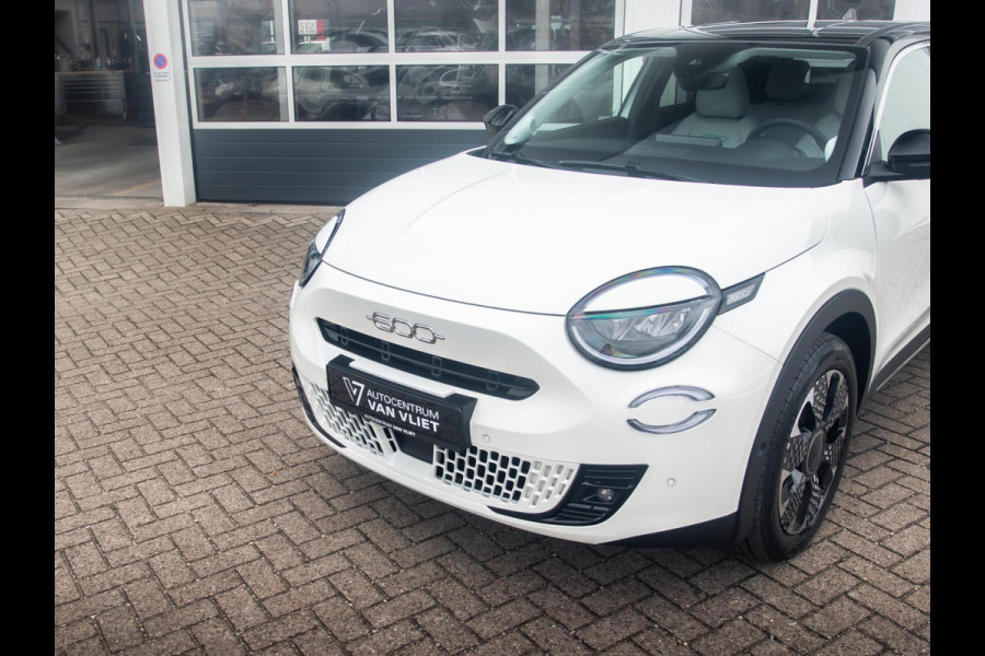 Fiat 600 1.2 Hybrid La Prima | Full Option | Bicolore | Uit voorraad leverbaar ! Fiat 600 1.2 Hybrid La Prima | Full Option | Bicolore | Uit voorraad leverbaar !