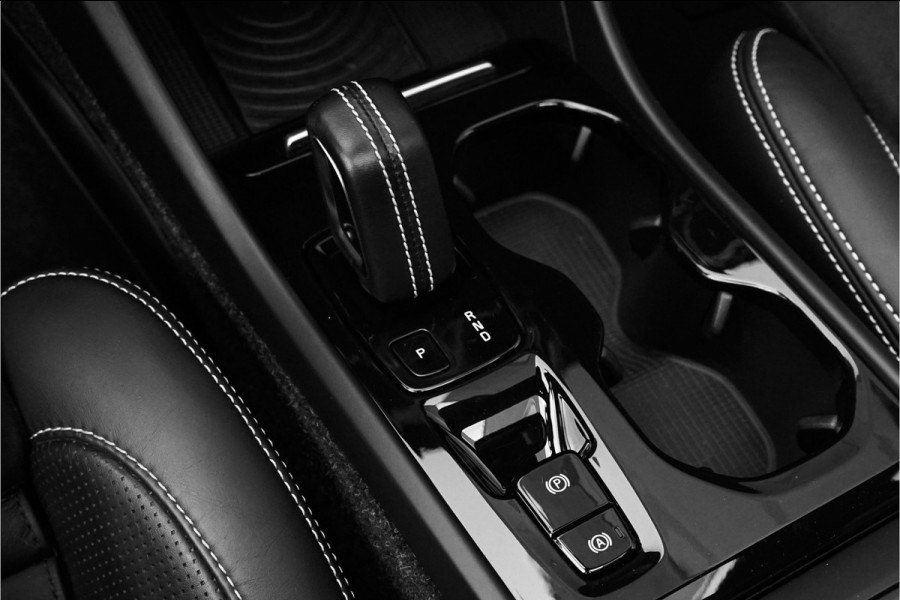 Volvo XC40 2.0 T5 AWD R-Design Pano Camera ACC 20" Volvo XC40 2.0 T5 AWD R-Design Pano Camera ACC 20"