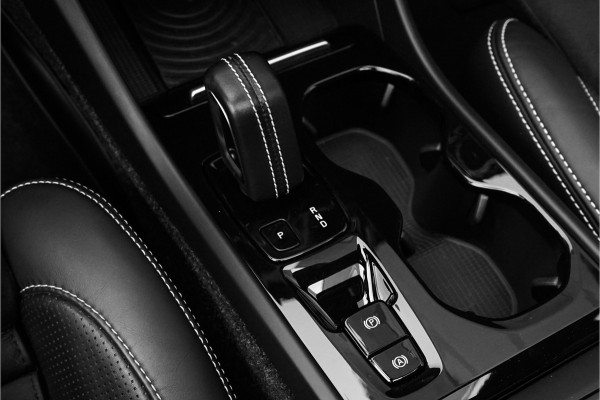 Volvo XC40 2.0 T5 AWD R-Design Pano Camera ACC 20" Volvo XC40 2.0 T5 AWD R-Design Pano Camera ACC 20"