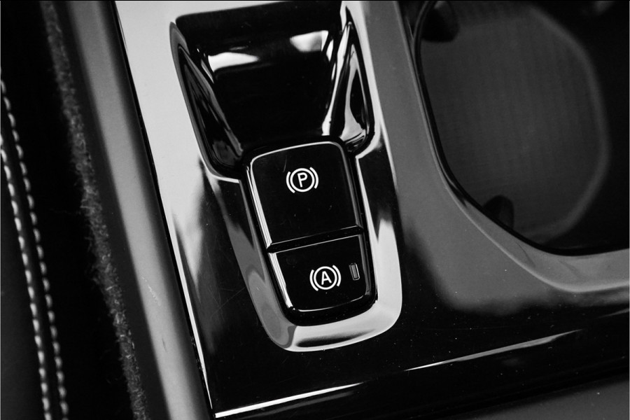 Volvo XC40 2.0 T5 AWD R-Design Pano Camera ACC 20" Volvo XC40 2.0 T5 AWD R-Design Pano Camera ACC 20"