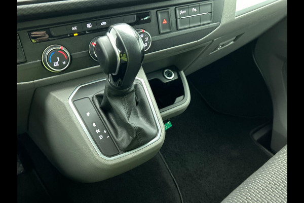 Volkswagen Transporter 2.0 TDI L2H1 Dubbele Cabine Highline Automaat Navigatie Carplay Parkeersensoren Trekhaak Cruise control (Acc) 6-zits Euro6