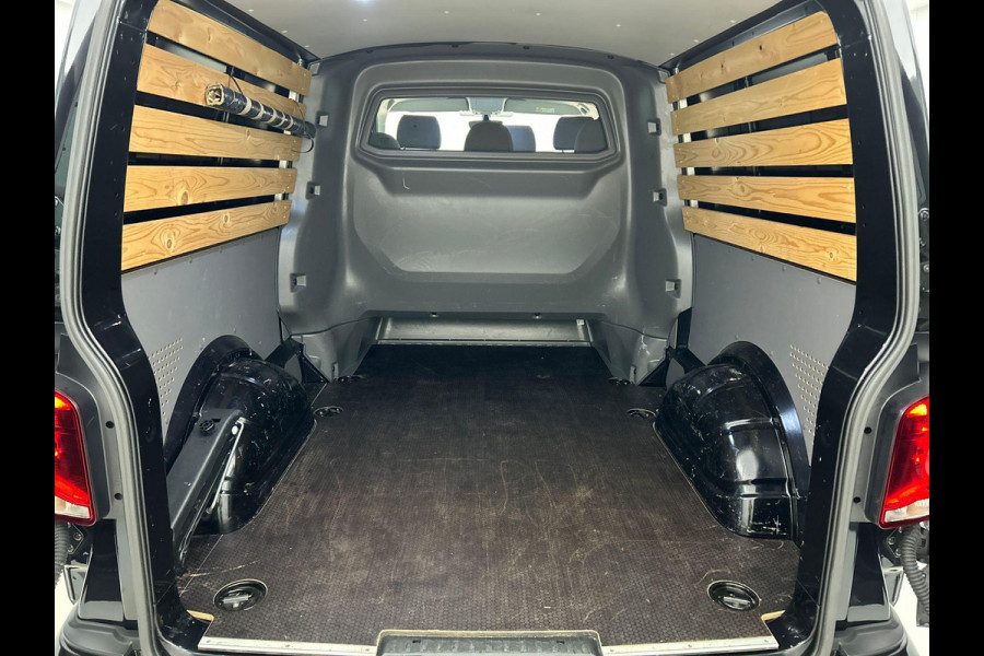 Volkswagen Transporter 2.0 TDI L2H1 Dubbele Cabine Highline Automaat Navigatie Carplay Parkeersensoren Trekhaak Cruise control (Acc) 6-zits Euro6
