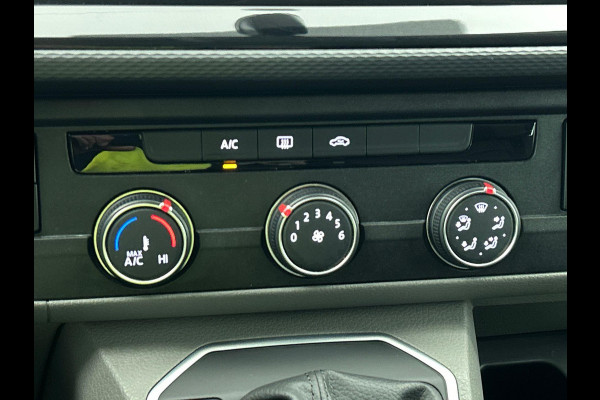 Volkswagen Transporter 2.0 TDI L2H1 Dubbele Cabine Highline Automaat Navigatie Carplay Parkeersensoren Trekhaak Cruise control (Acc) 6-zits Euro6