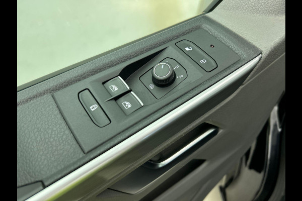 Volkswagen Transporter 2.0 TDI L2H1 Dubbele Cabine Highline Automaat Navigatie Carplay Parkeersensoren Trekhaak Cruise control (Acc) 6-zits Euro6