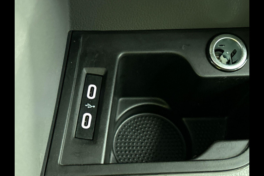 Volkswagen Transporter 2.0 TDI L2H1 Dubbele Cabine Highline Automaat Navigatie Carplay Parkeersensoren Trekhaak Cruise control (Acc) 6-zits Euro6