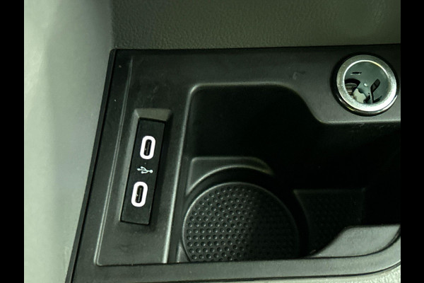 Volkswagen Transporter 2.0 TDI L2H1 Dubbele Cabine Highline Automaat Navigatie Carplay Parkeersensoren Trekhaak Cruise control (Acc) 6-zits Euro6