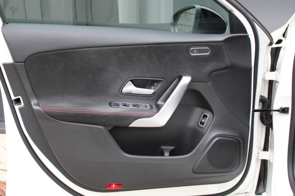 Mercedes-Benz A-Klasse 180 Business Solution AMG | NAP | PANO/SCHUIFDAK | AMG-LINE | ALARM KLASSE 3 | CAMERA |