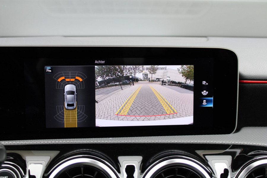 Mercedes-Benz A-Klasse 180 Business Solution AMG | NAP | PANO/SCHUIFDAK | AMG-LINE | ALARM KLASSE 3 | CAMERA |