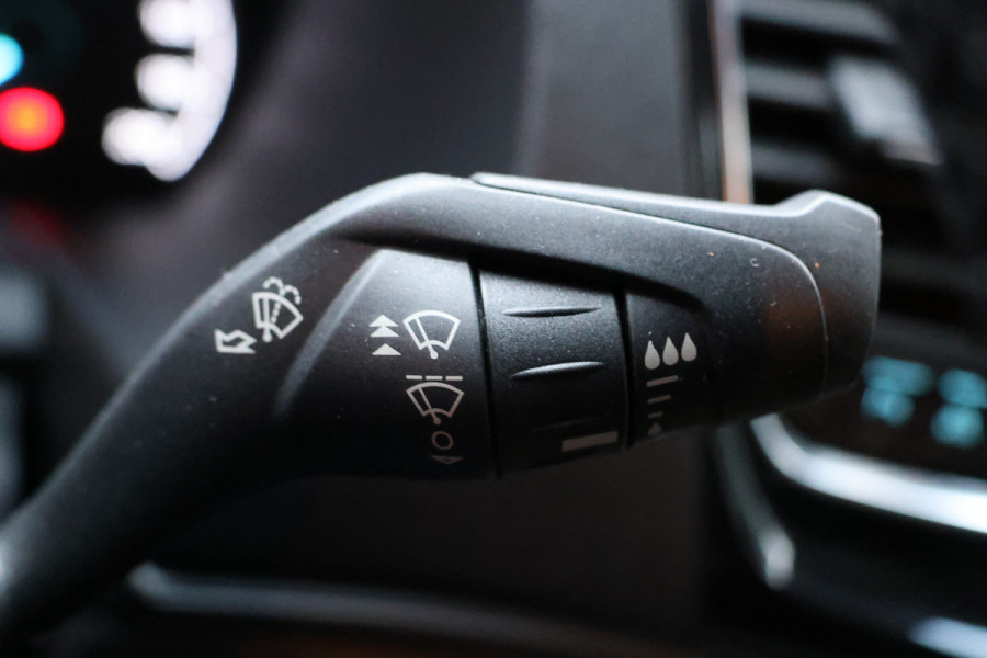 Ford Transit Custom 300 2.0 TDCI L2H1 170 PK Limited DC | B-Xenon | Blind Spot | CarPlay | Camera | Navigatie | Stoelverwarming | Trekhaak | L+R Schuifdeur | PDC V+A | MF Stuur | Dubbel cabine | 5-Zitter | Nieuwe APK | NAP Logisch