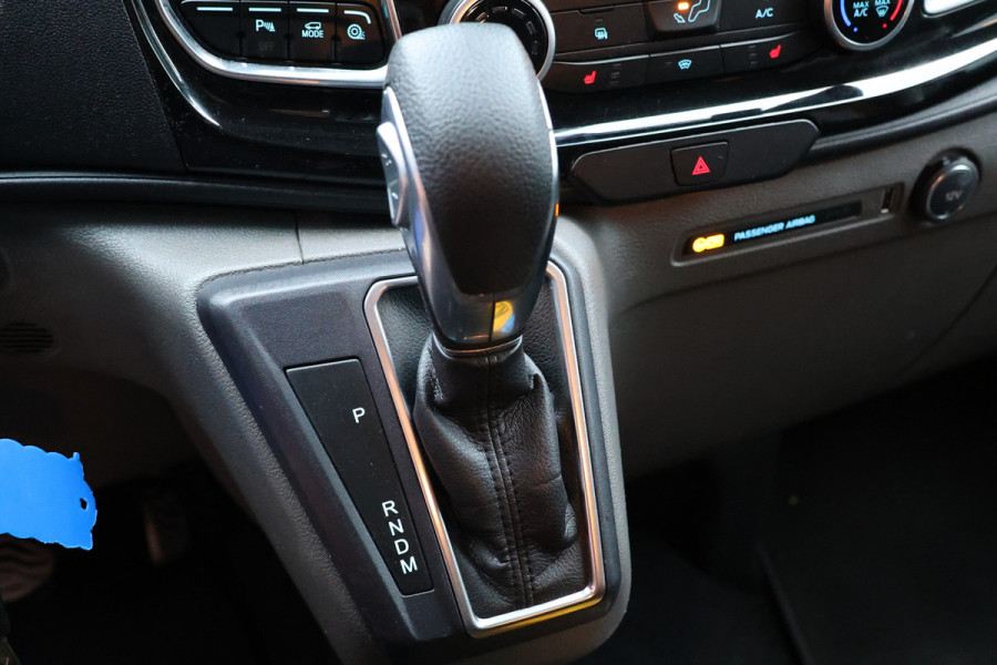 Ford Transit Custom 300 2.0 TDCI L2H1 170 PK Limited DC | B-Xenon | Blind Spot | CarPlay | Camera | Navigatie | Stoelverwarming | Trekhaak | L+R Schuifdeur | PDC V+A | MF Stuur | Dubbel cabine | 5-Zitter | Nieuwe APK | NAP Logisch