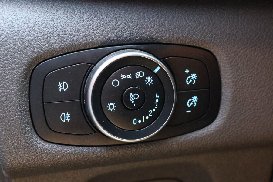 Ford Transit Custom 300 2.0 TDCI L2H1 170 PK Limited DC | B-Xenon | Blind Spot | CarPlay | Camera | Navigatie | Stoelverwarming | Trekhaak | L+R Schuifdeur | PDC V+A | MF Stuur | Dubbel cabine | 5-Zitter | Nieuwe APK | NAP Logisch