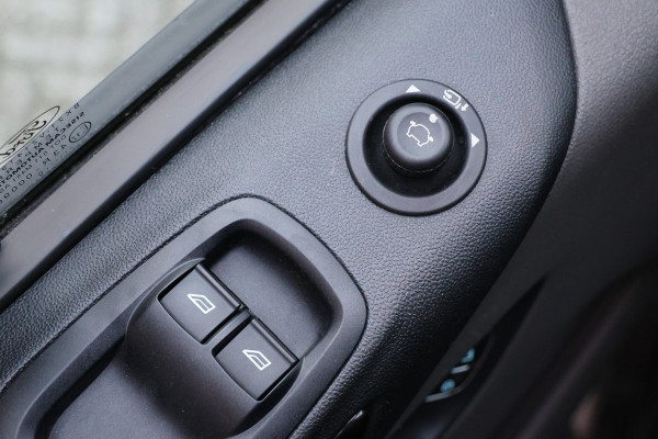 Ford Transit Custom 300 2.0 TDCI L2H1 170 PK Limited DC | B-Xenon | Blind Spot | CarPlay | Camera | Navigatie | Stoelverwarming | Trekhaak | L+R Schuifdeur | PDC V+A | MF Stuur | Dubbel cabine | 5-Zitter | Nieuwe APK | NAP Logisch
