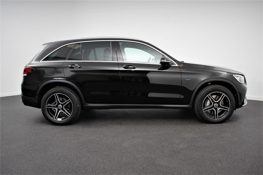 Mercedes-Benz GLC 300e 4MATIC Business Solution AMG | Navigatie | Camera | Climate control  | Lichtmetalen Velgen | DAB | Electrisch bedienbare achterklep | Rij assistent pakket | Extra Getint Glas