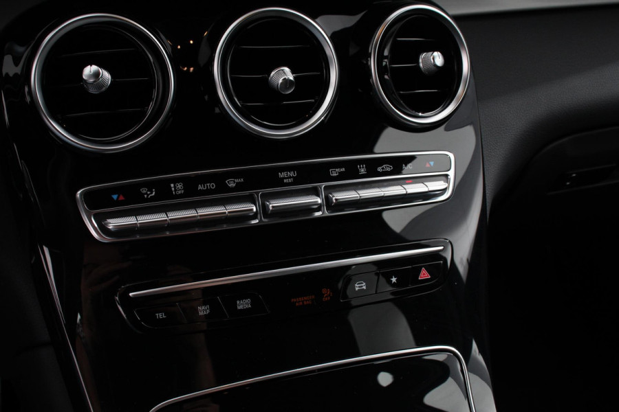 Mercedes-Benz GLC 300e 4MATIC Business Solution AMG | Navigatie | Camera | Climate control  | Lichtmetalen Velgen | DAB | Electrisch bedienbare achterklep | Rij assistent pakket | Extra Getint Glas