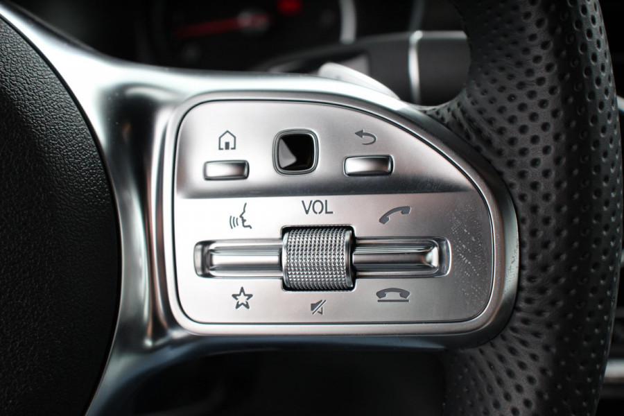 Mercedes-Benz GLC 300e 4MATIC Business Solution AMG | Navigatie | Camera | Climate control  | Lichtmetalen Velgen | DAB | Electrisch bedienbare achterklep | Rij assistent pakket | Extra Getint Glas